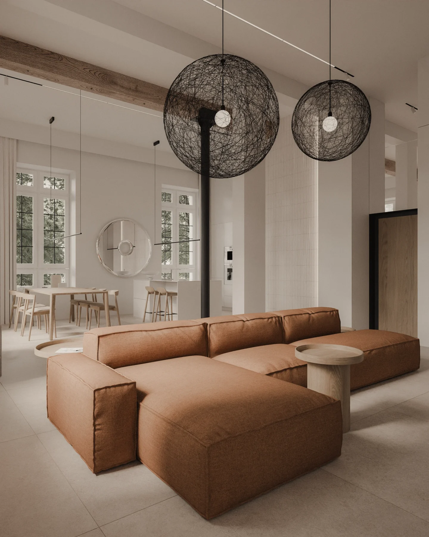 Projekt salonu w stylu soft loft z modułową sofą w koniakowym odcieniu, designerskimi lampami wiszącymi, wysokimi oknami, otwartą jadalnią oraz subtelnymi loftowymi detalami architektonicznymi.