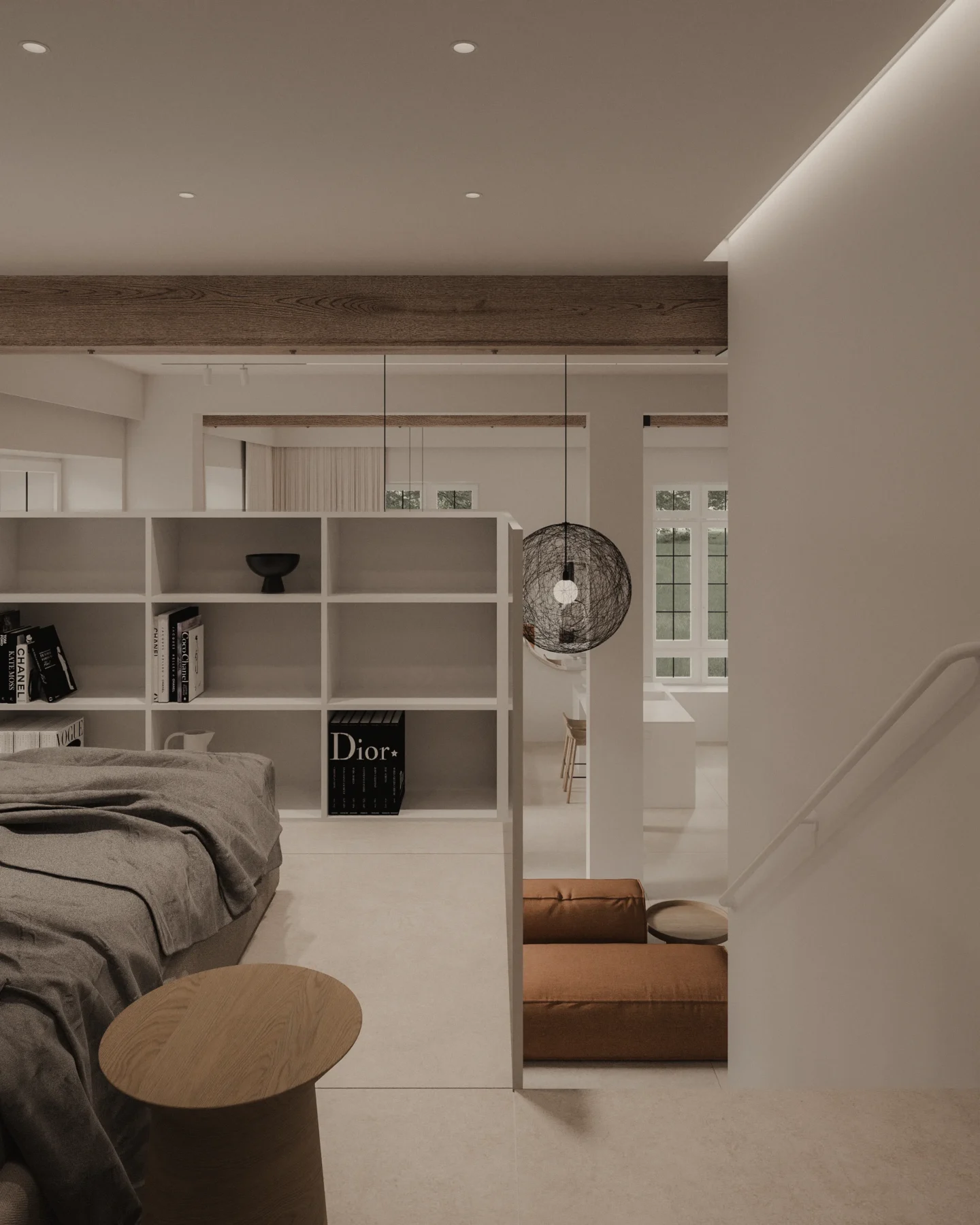Projekt jasnej sypialni na podwyższeniu otwartej na salon w stylu soft loft. Szare łóżko, otwarty biały regał z książkami i widok na rdzawą sofę w dole.